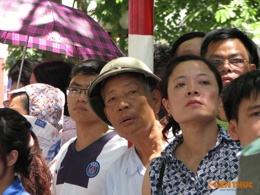 Cam dong nhung anh mat phu huynh ngong cho thi sinh